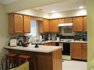 Builder Grade Kitchen Cabinets in Need of Upgrade