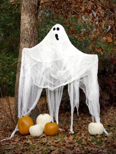 33 Best Outdoor Halloween Decoration Ideas: Projects and How-Tos