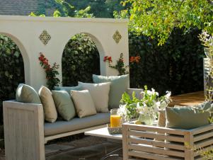horjd306_outdoor-room-seating-area-wall-mediterranean-fruit-tree_s4x3