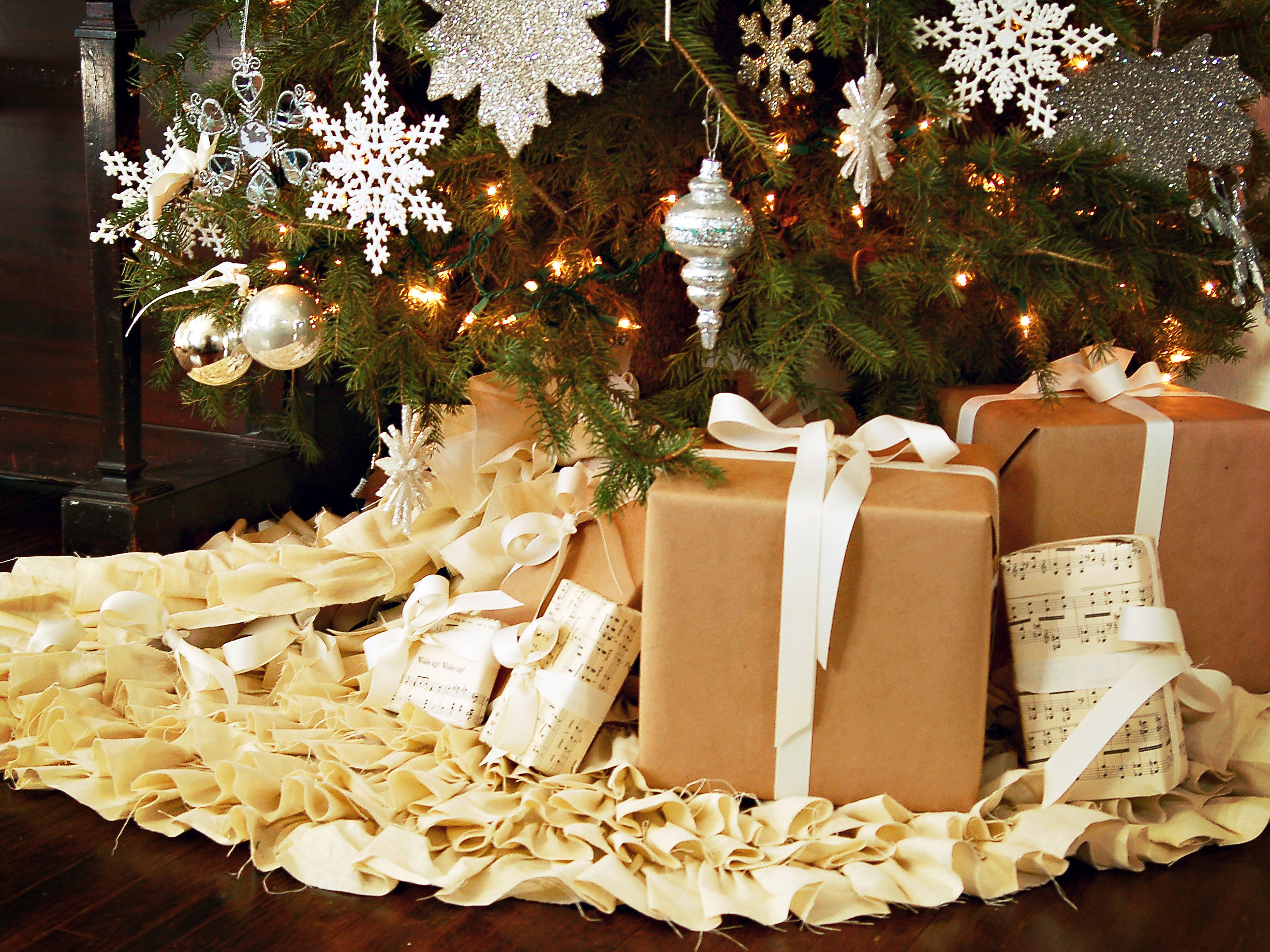 Подарки к рождеству 1997. Подарки под ёлкой. Рождественские подарки. Новогодняя елка с подарками. Подарочки под елочкой.
