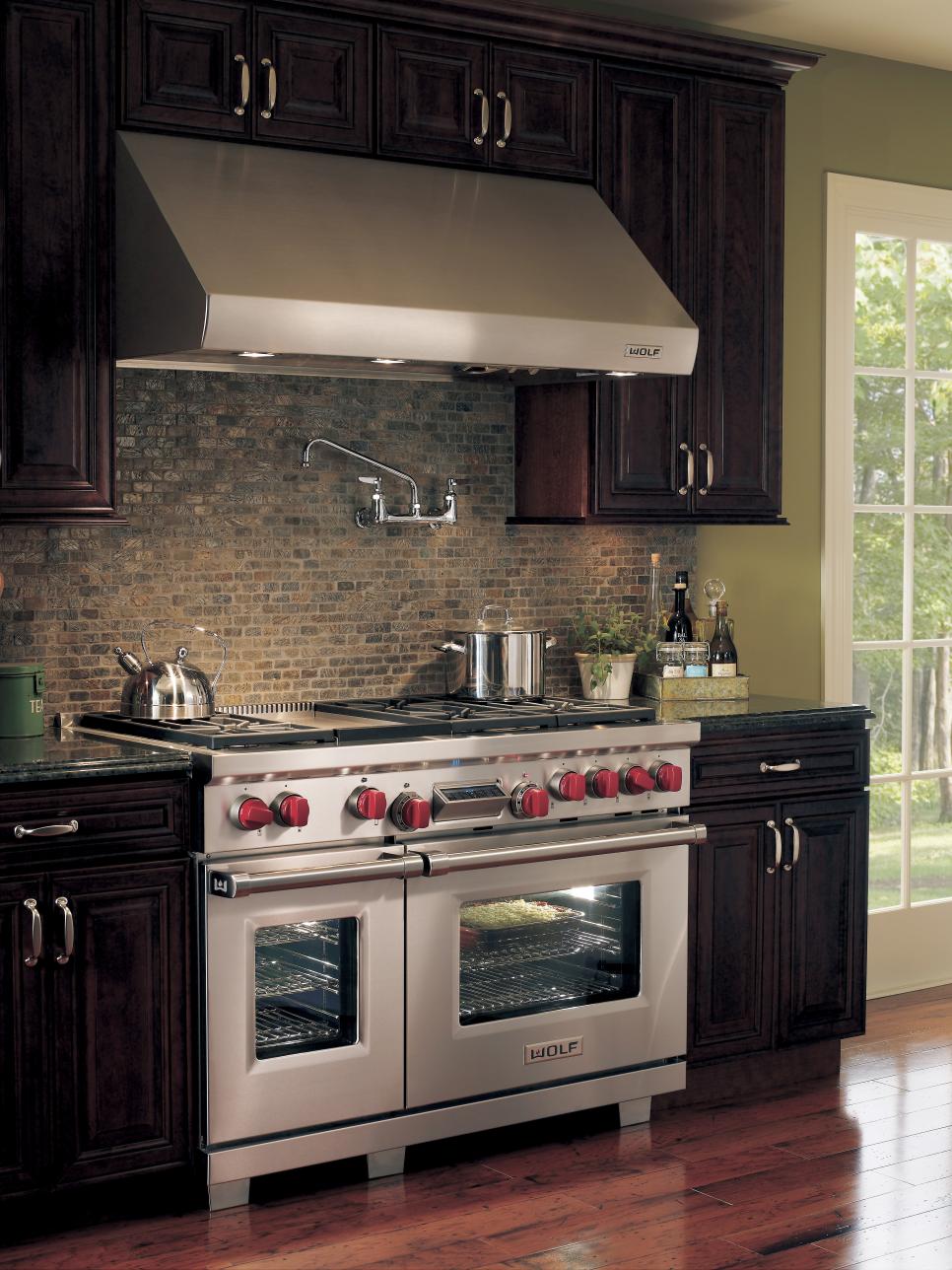 Traditional Kitchen With Pro-Grade Range and Tumbled Stone Backsplash