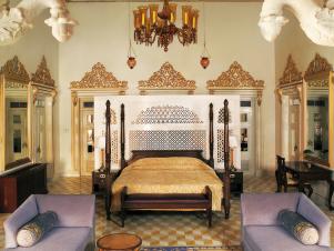 CI-Taj_Chandraprakash-Suite-bedroom-elephant-chandelier-lavendar-lounge_s3x4