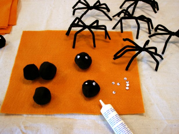Halloween Napkin Rings Get Pipe Cleaner Spiders With Glued On Eyes