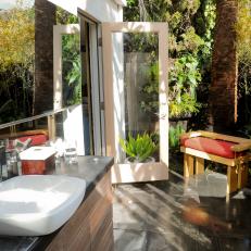 Contemporary Outdoor Bathroom With Garden