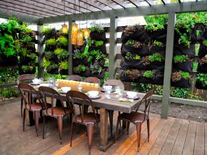 horjd304_outdoor-dining-room-garden-wall_s4x3