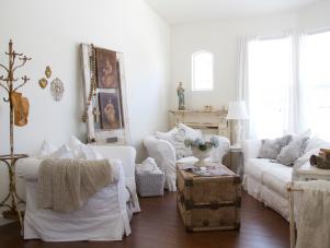 Shabby Chic Living Room With Trunk