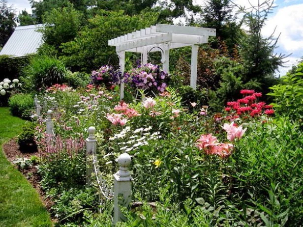 How to Design a Cottage Garden Flower Bed: Expert Tips