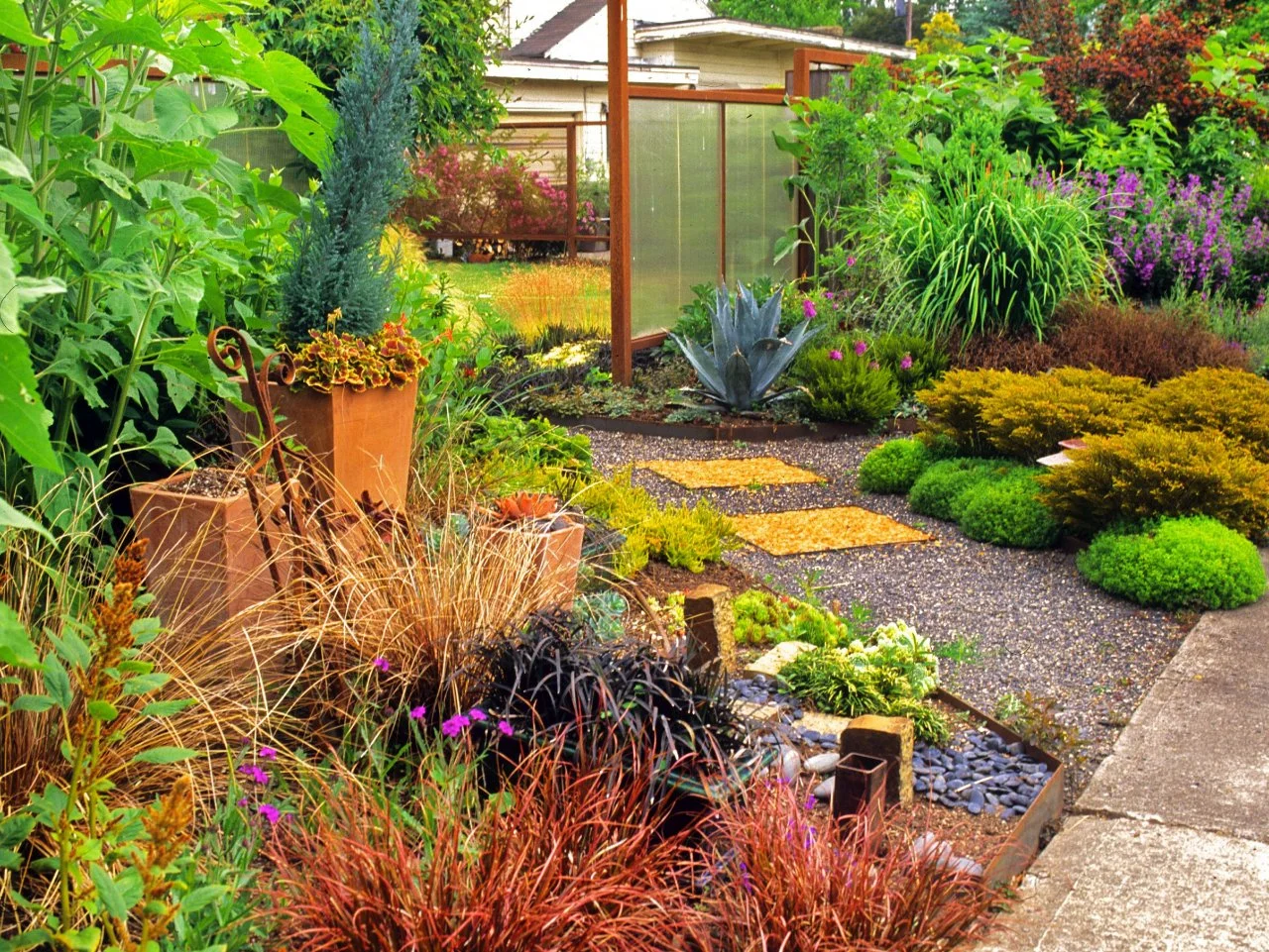 Tips for Creating a Gorgeous Entryway Garden | HGTV, image size:1280x961