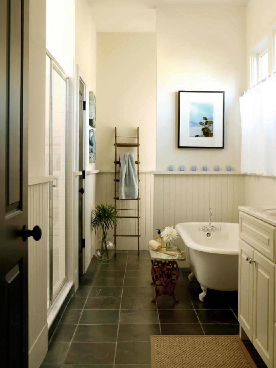Cottage Bathroom With Ladder Shelf 