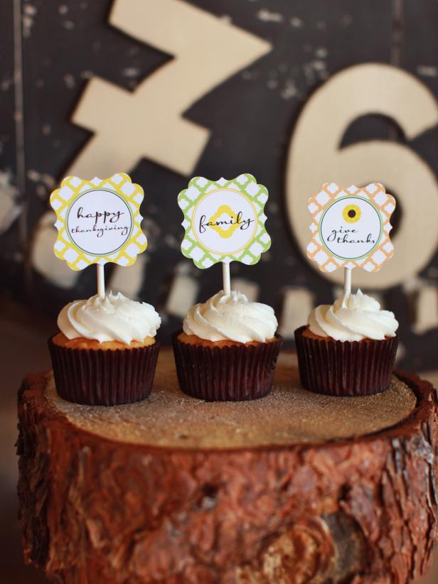 These cupcakes have printable favor tags featuring sunflowers and Thanksgiving-themed messages.