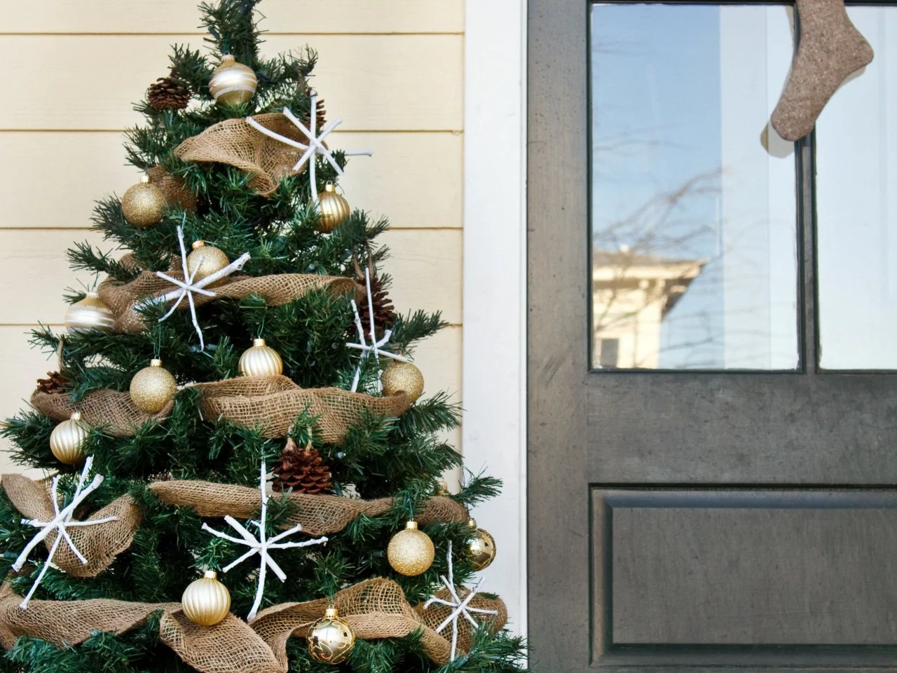 How to Make a Front Porch Christmas Tree | HGTV, image size:1280x960
