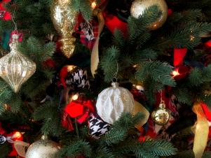 Original_Brian-Patrick-Flynn-Holiday-House-Entry-Ornament-Detail_s3x4
