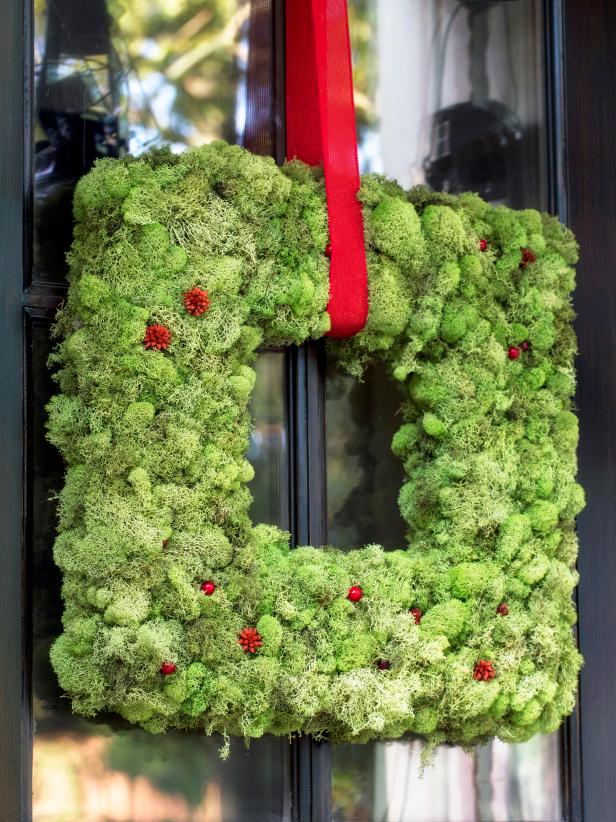 Holiday Moss Wreath 