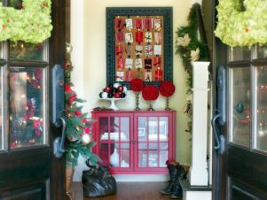 Original_Brian-Patrick-Flynn-Holiday-House-black-red-foyer_s4x3