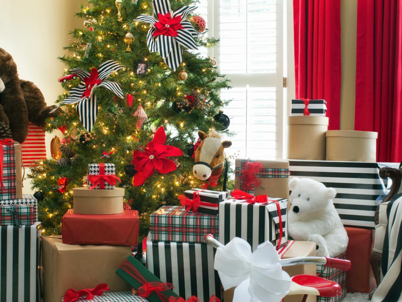 The Perfect Red, White and Black Christmas Tree!