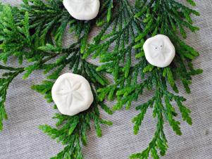 Original_Marian-Parsons-Beachy-Christmas-Table-Slide-2-Greenery-With-Sand-Dollars_s3x4