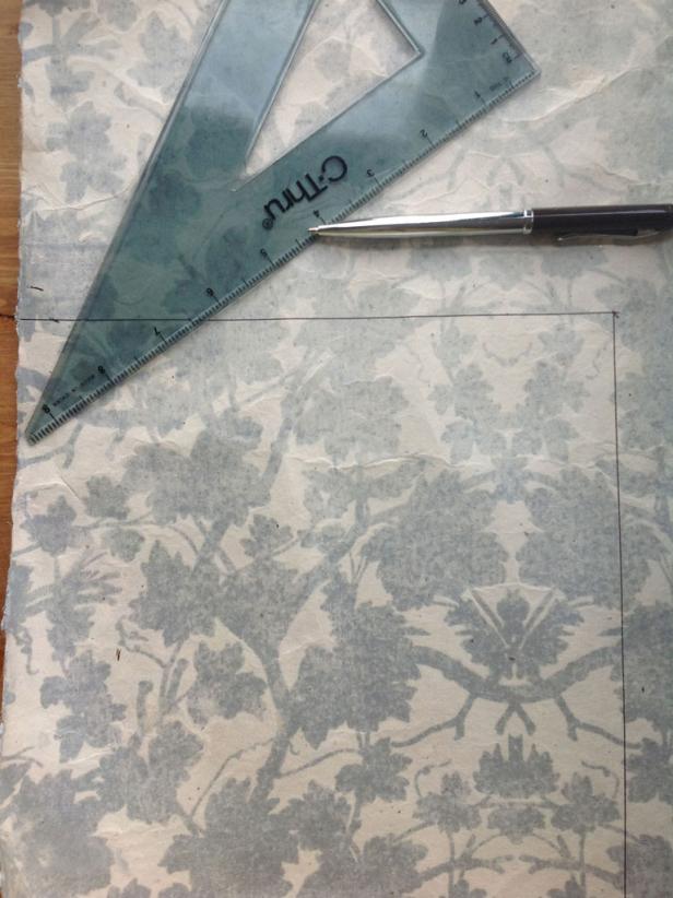 If not working with pre-formed origami sheets, start by cutting your sheet of paper into a square. You can also choose the size, depending on how large or small you want the ornament to be. Trim accordingly.