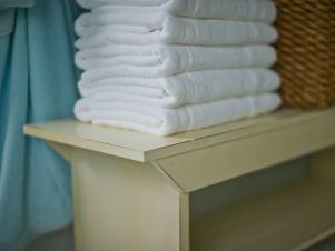 DH2013_Twin-Suite-Bathroom-03-Bench-Towels-EPP0295_s4x3
