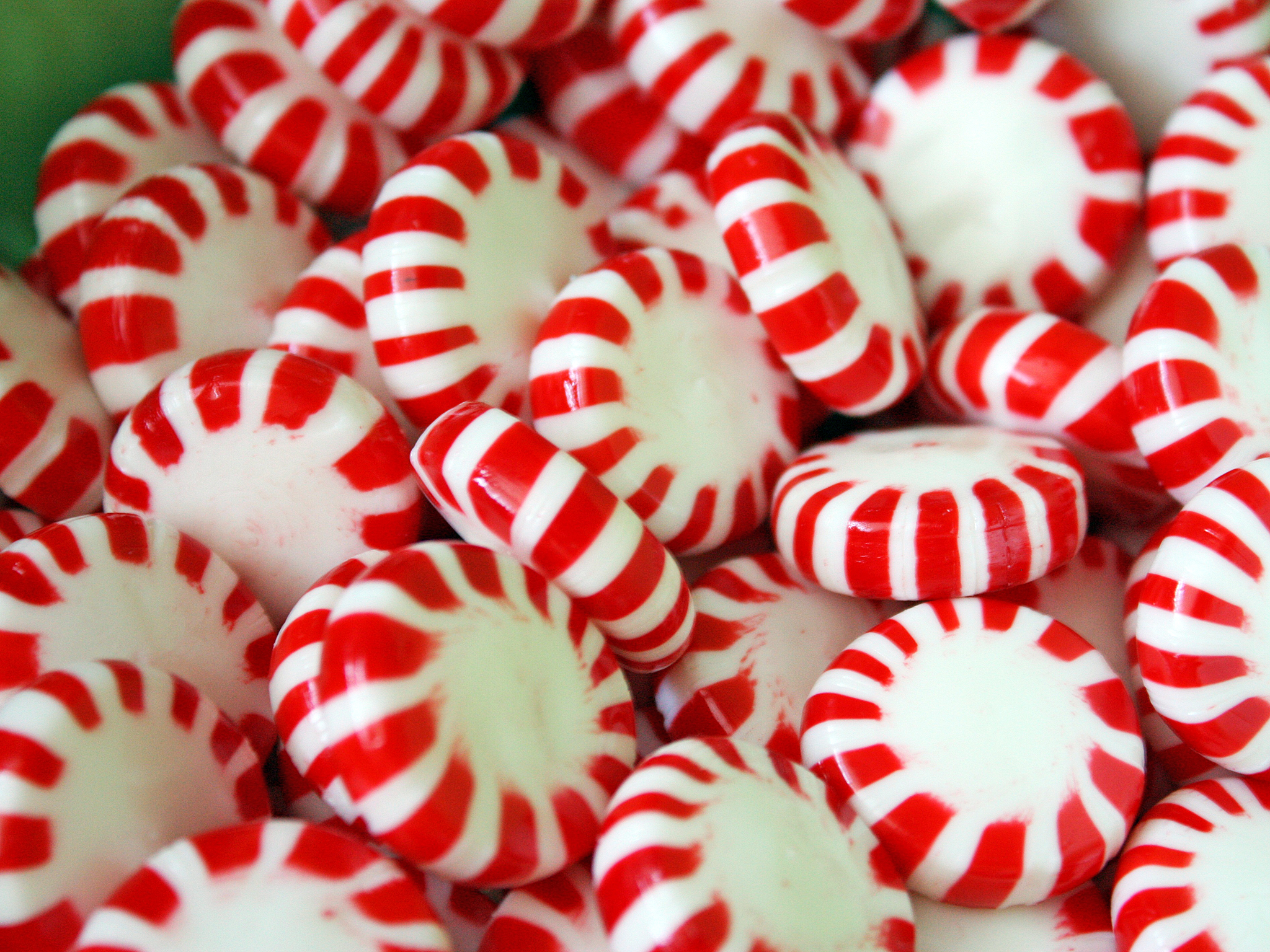 They like sweets. Peppermint Candy. Peppermint конфеты. Леденец красно белый. Красно белые конфеты круглые.