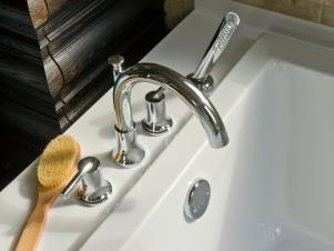 DH2013_Master-Suite-Bathroom-03-Tub-Faucet-EPP8378_s4x3