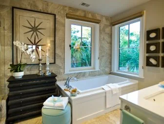 Relaxing Coastal-Style Bathroom 