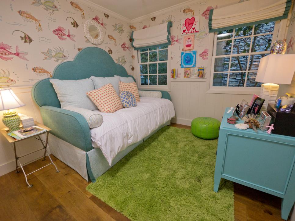 A Tween Girl S Underwater Themed Bedroom Hgtv - Ocean Themed Room Decorating Ideas
