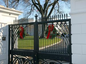 HWHC10S12_Presspreview-white-house-holiday-entrance_s4x3