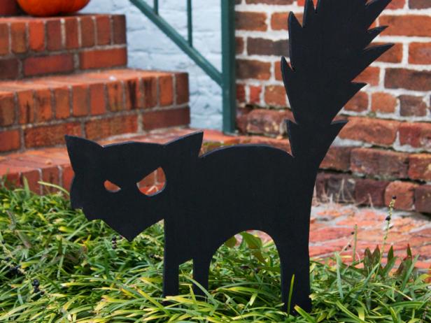 black cat outdoor statue