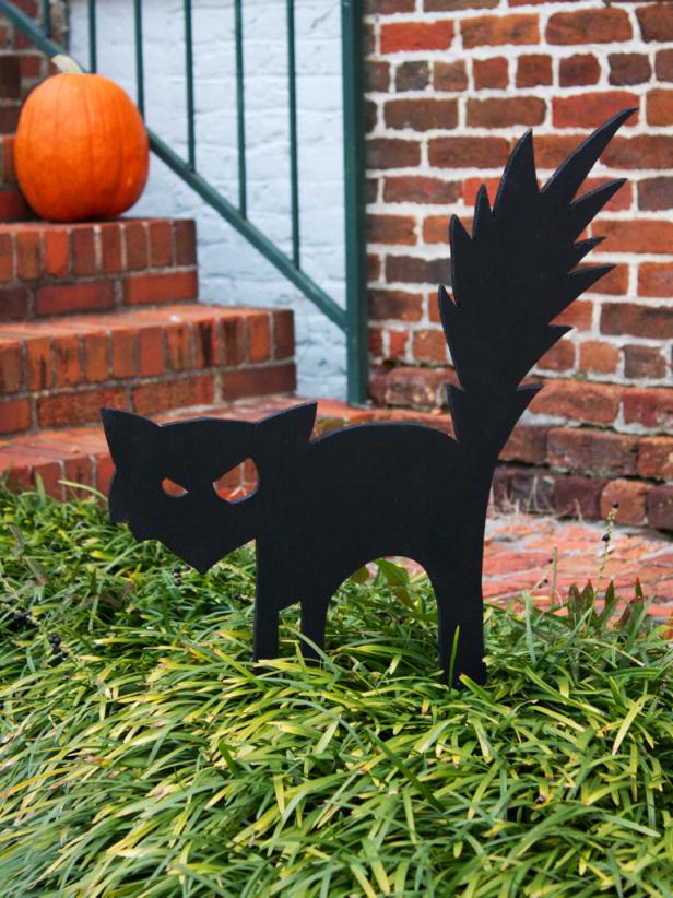 Black Cat Outdoor Halloween Decoration | HGTV