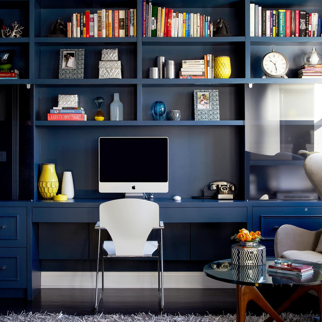 Стеллаж синий. Рабочее место в стиле голубой. Стеллаж с рабочим местом. Письменный стол в гостиной. Интерьер кабинета в синих тонах.