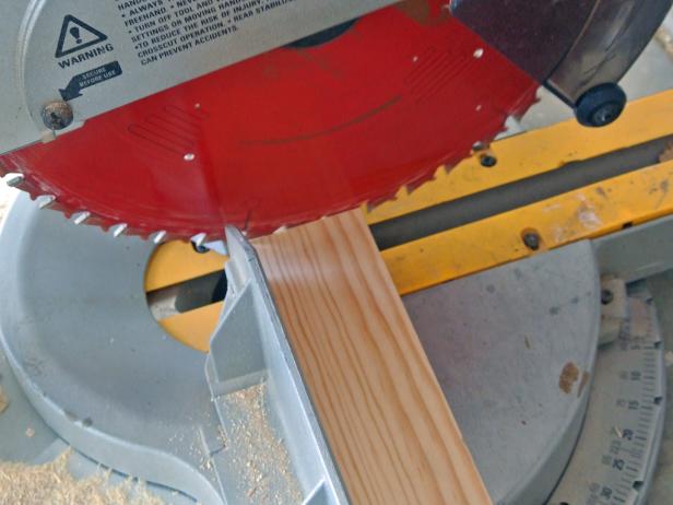 Cut Wood on a Table Saw 