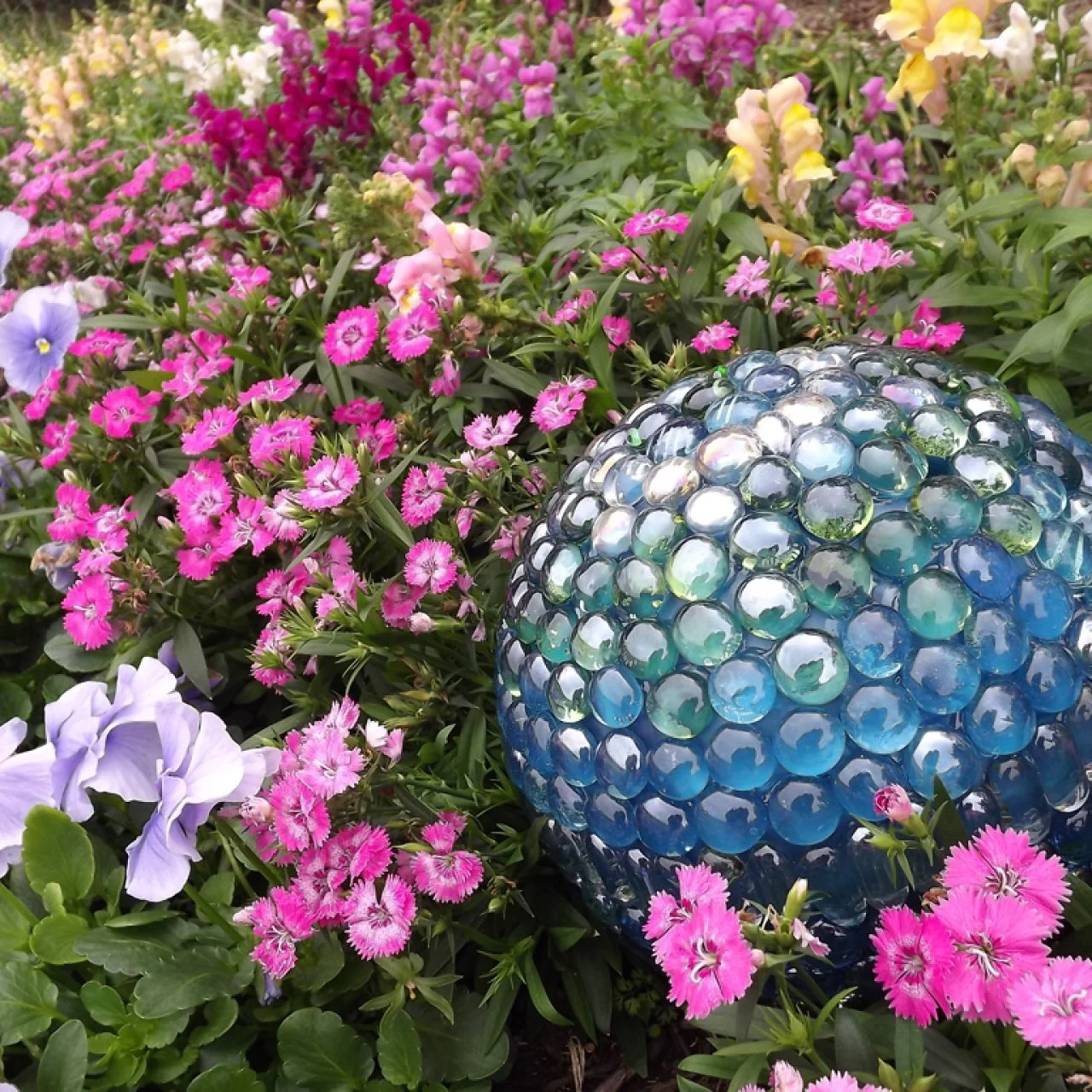 Easy DIY Projects for Beautiful Garden Accents | HGTV, image size:1280x1280