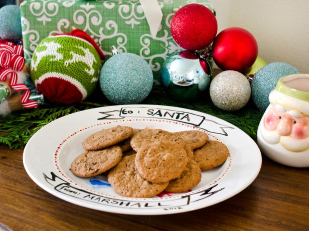 Follow manufacturer's instructions to bake plates and cure paint. Allow plates to cool. Tip: Make Santa a matching mug for hot chocolate or create extra plates to give as gifts.