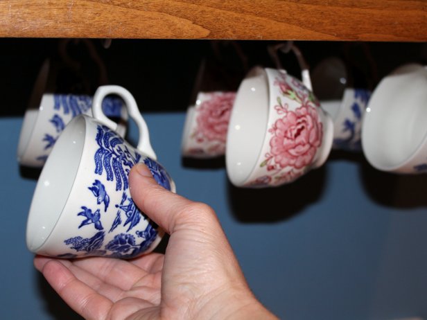 Before starting work on your backsplash, completely clear countertops and remove any items hanging under cabinets.