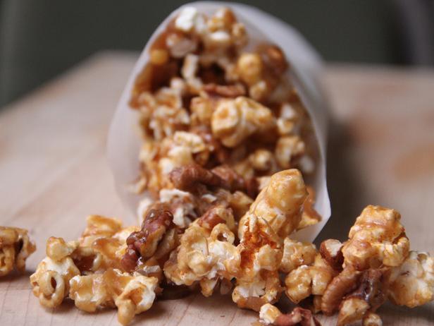 Popcorn cooked with maple and nuts