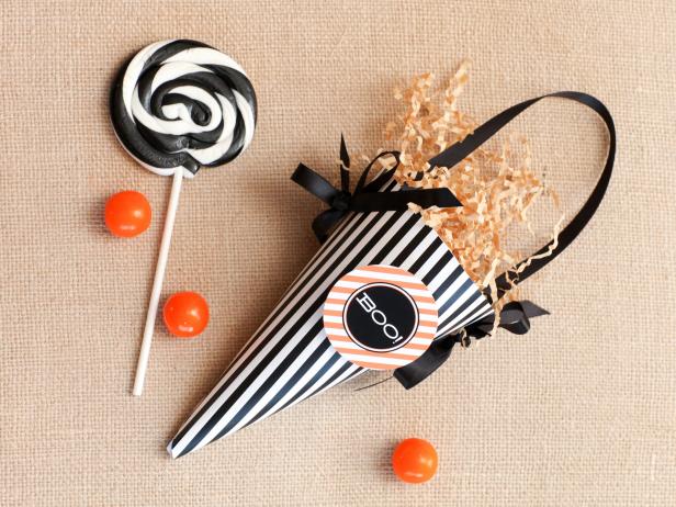 Black & White Halloween Cone Party Favor With Swirl Lollipop