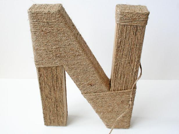 After wrapping your letter in jute both horizontally and vertically, it will be completely covered.