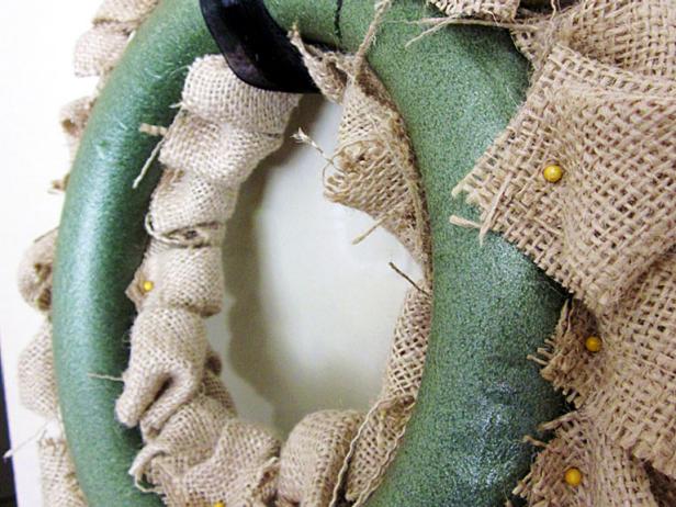 Burlap Bubble Wreath | HGTV