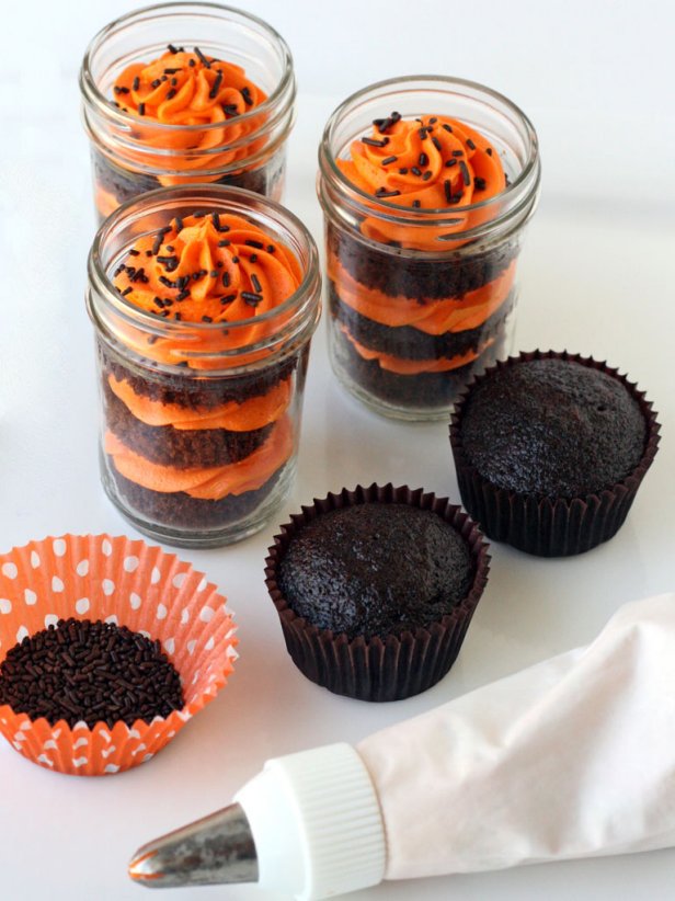 Cupcakes in a jar make great gifts or party favors.