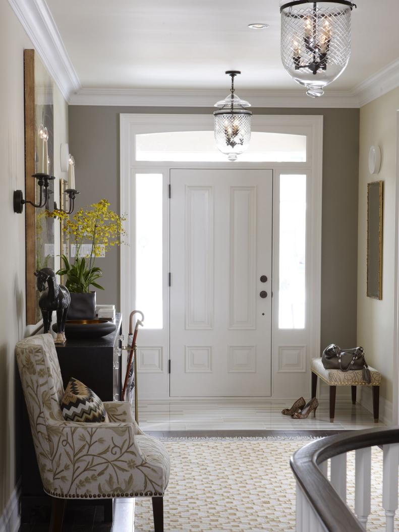 Foyer with taupe accent wall and a pair of pendant lights