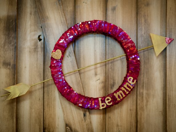 Follow our instructions to create this cute, simple Cupid's Arrow Wreath just in time for Valentine's Day!