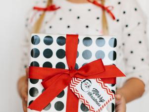 original_Kim-Stoegbauer-Christmas-printable-santa-gift-tag-with-girl-vert1_3x4