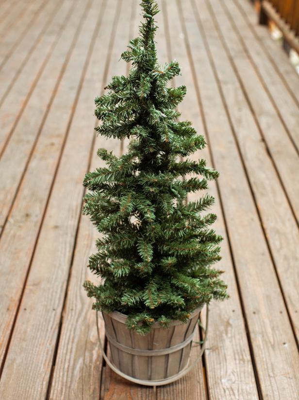 original_Kim-Stoegbauer-christmas-mini-front-porch-tree-step1a