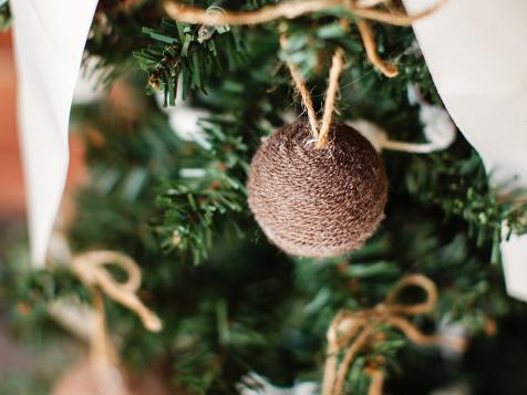 Christmas Kids' Craft: Yarn Ball Ornaments