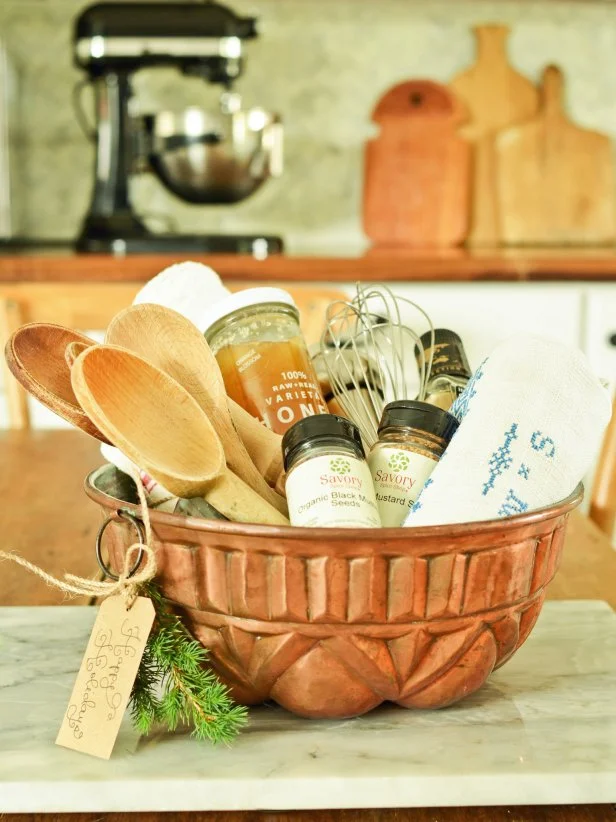 How to Gift Wrap Kitchen Utensils With Pans: Creative & Easy Ideas