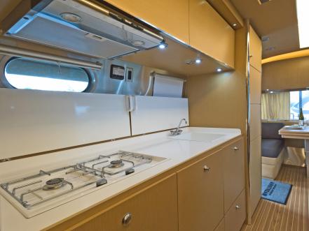 Airstream Landyacht: Kitchen Surface Area