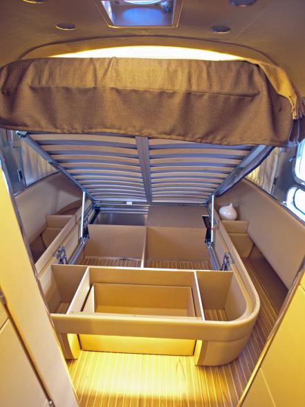 Airstream Landyacht: Bed Storage