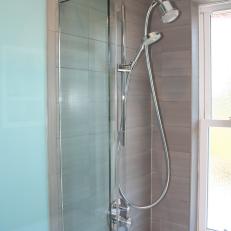 Glass Shower Partition Offers Uninterrupted View