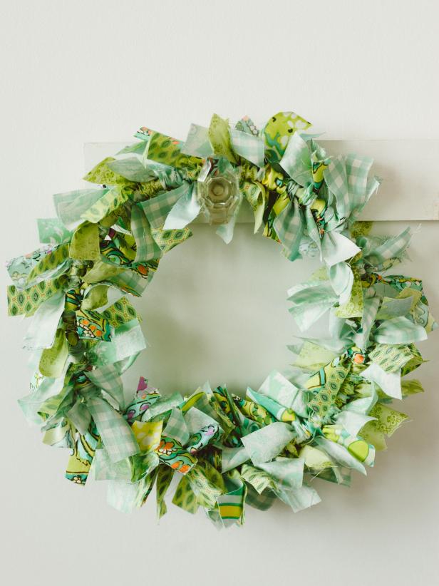 8 Easy-Peasy DIY Fabric Scrap Wreaths| Fabric Scraps Ideas, Fabric Scrap Projects, Fabric Scraps, Fabric Scrap Projects No Sew, DIY Wreath, DIY Wreath Front Door #FabricScrapsIdeas #FabricScrapsProjects #FabricScraps #DIYWreathFrontDoor