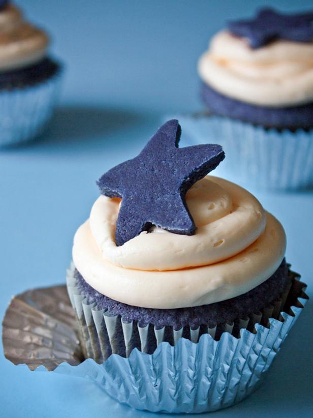Original_Heather-Baird-SprinkleBakes-blue-velvet-cupcake-beauty1_s3x4
